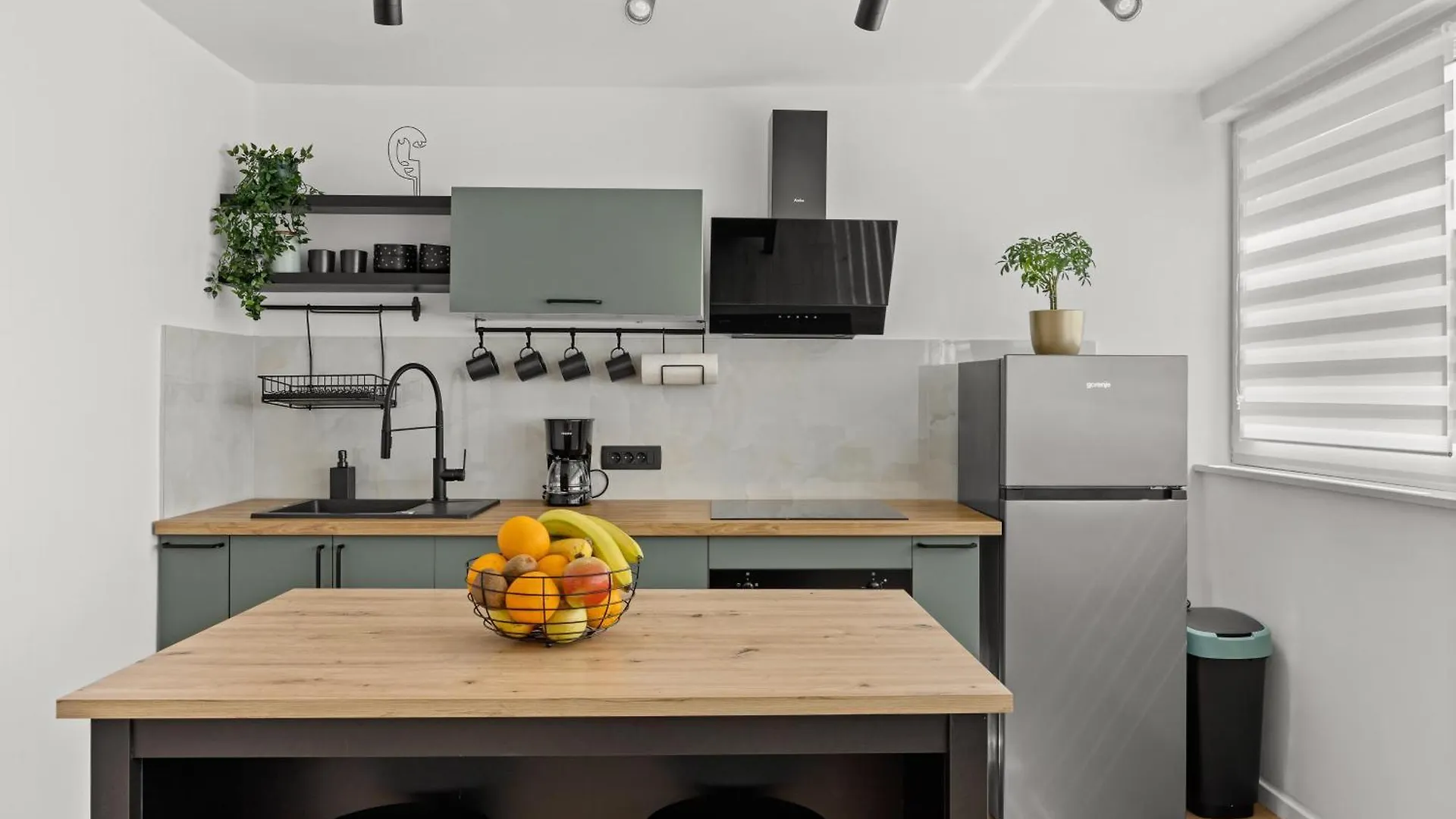 New Apartment Simba, Πούλα Κροατία